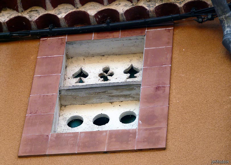 clamensane-24web.jpg - Un autre pigeonnier sur un autre façade un peu plus haut dans la rue