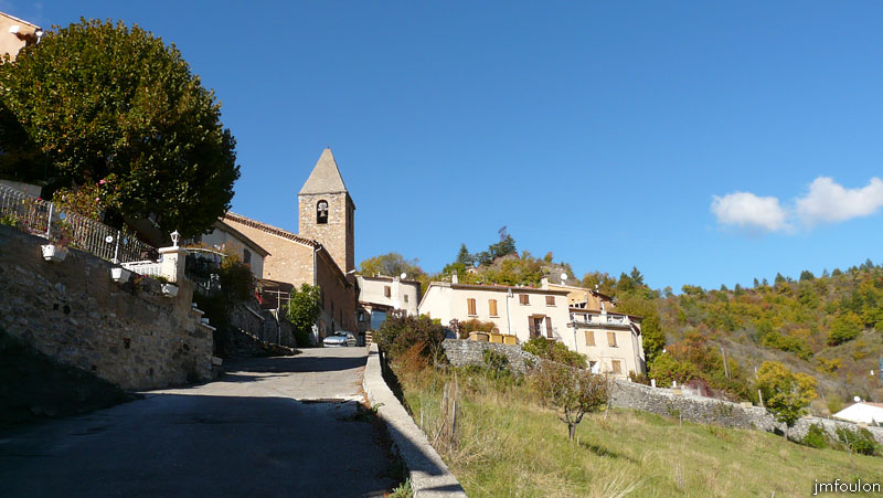 clamensane-25web.jpg - La rue qui longe le village. Clamensane à la particularité d'être resté sur son lieu d'implantation initial depuis le Moyen-Âge. En haut l'église St Martin