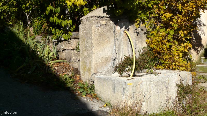 clamensane-26web.jpg - Fontaine en face de l'église