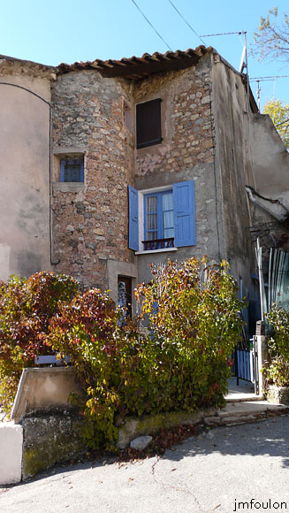 clamensane-29web.jpg - On remarquera la teinte rose-orangée des maisons dont les pierres sont liées au plâtre rose local