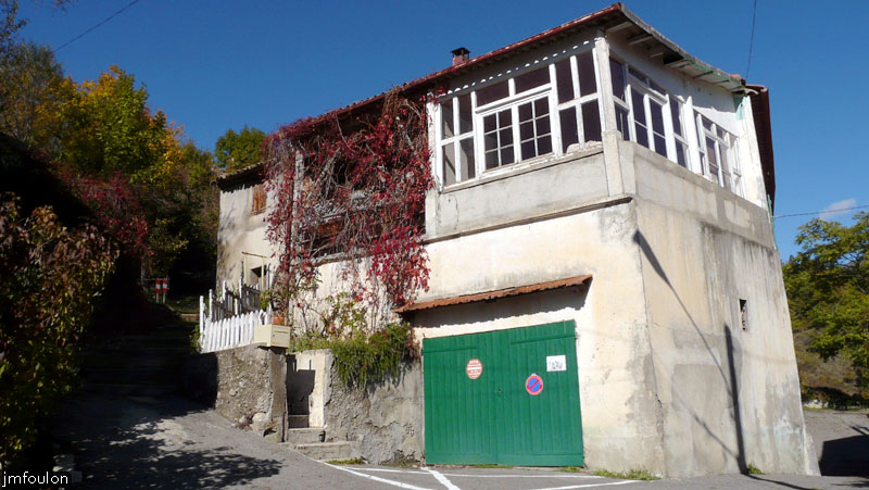 clamensane-31web.jpg - Autre vue du haut du village. Prenons la rue de droite