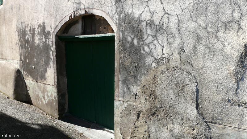 clamensane-33web.jpg - Façade et porche dans cette rue
