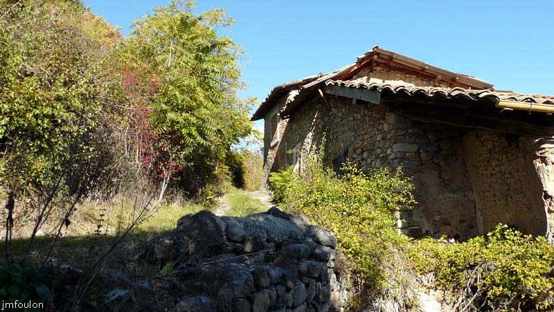 clamensane-36web.jpg - A gauche de ce chemin se trouve la partie ruinée du village médiéval (Une galerie lui est dédiée)