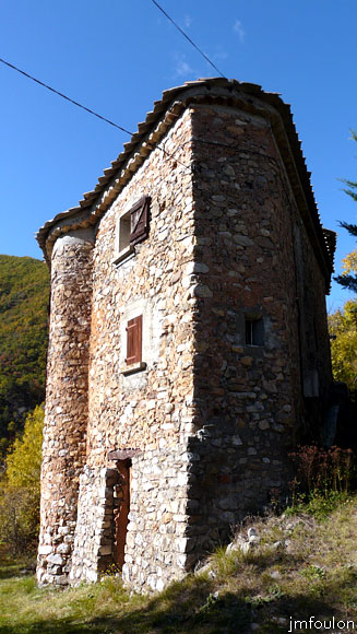 clamensane-41web.jpg - Une curieuse et belle bâtisse dans le haut du village