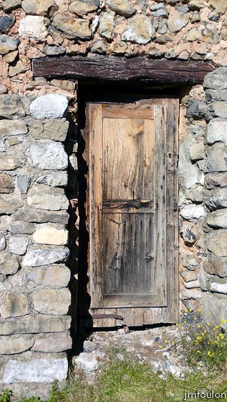 clamensane-42web.jpg - Porte sur cette bâtisse