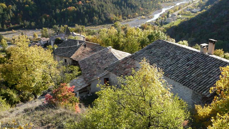 clamensane-49web.jpg - On voit bien ici le village bâti sur la crête de son promontoire rocheux. en bas, le torrent du Sasse (ou de la Sasse)