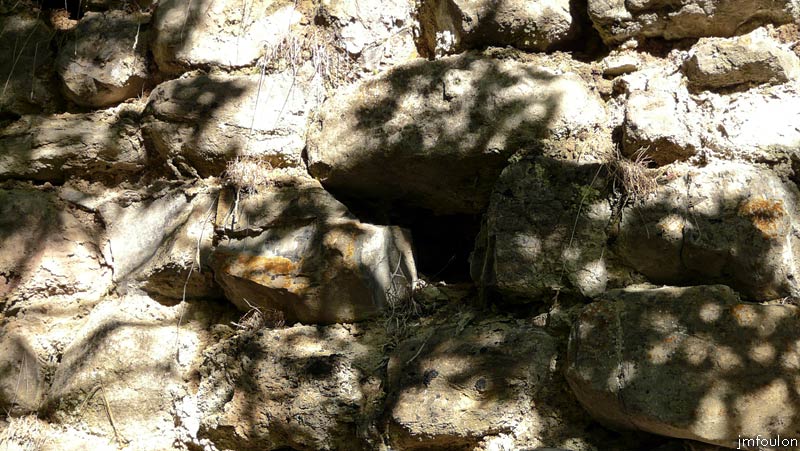 clamensane-vx-09web.jpg - Petite ouverture dans le mur vu précédemment