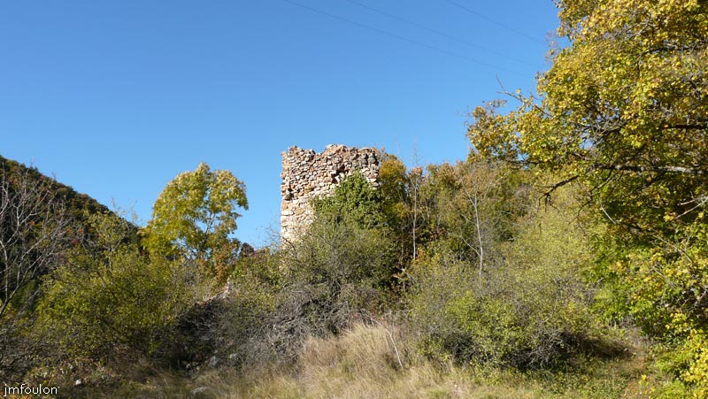 clamensane-vx-11web.jpg - Ici, en bordure Ouest de la butte, une première ruine