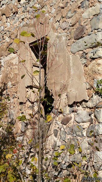 clamensane-vx-14web.jpg - Cette ouverture de plus près. Les murs devaient être enduits, comme en témoigne ces restes