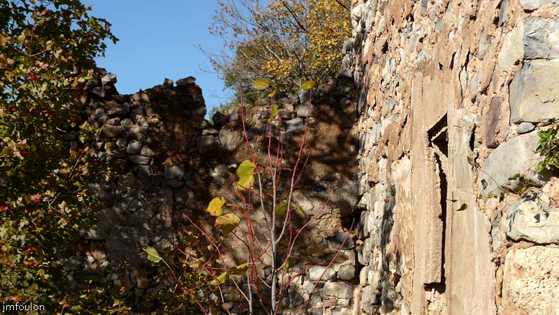clamensane-vx-15web.jpg - A l'angle Nord/Ouest, un mur viens se souder à l'édifice