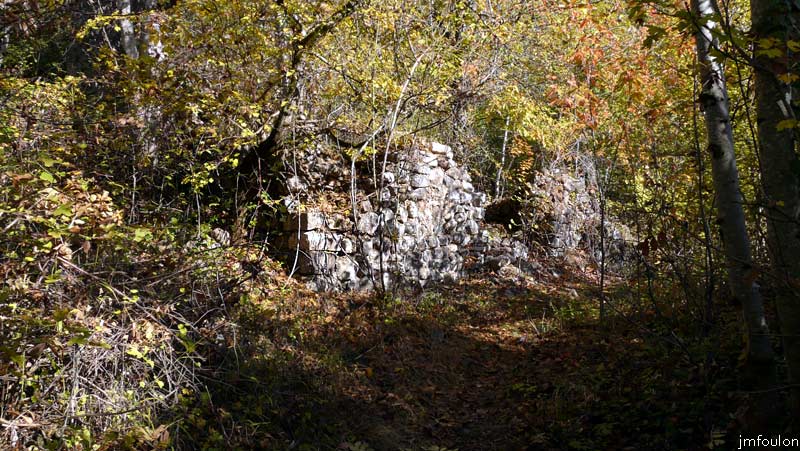clamensane-vx-18web.jpg - Dirigeons nous vers l'Est par une ancienne rue. Ici d'autres ruines de bâtisses sont visibles