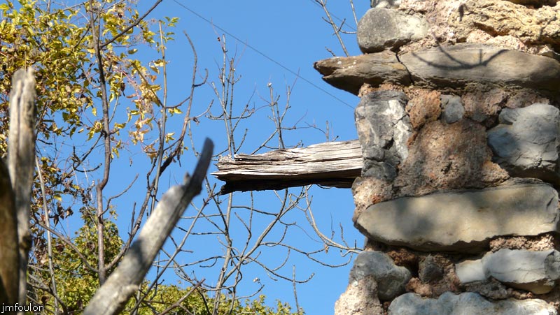 clamensane-vx-25web.jpg - Dans ce mur, il reste un morceau de poutre