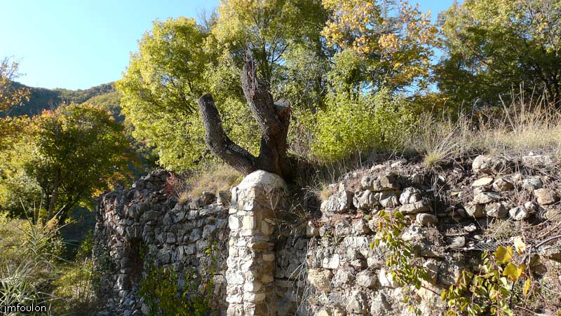 clamensane-vx-32web.jpg - Nous sommes dans la partie la plus haute du village. Ici un mur dans lequel se trouvait  une pièce voûtée dont on voit l'entrée à gauche