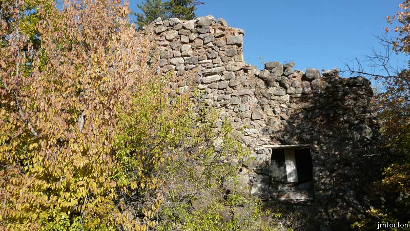 clamensane-vx-37web.jpg - Le pan de mur Est d'une maison avec une ouverture au rez-de-chaussée. On aperçois à l'étage, le jambage Nord d'une fenêtre