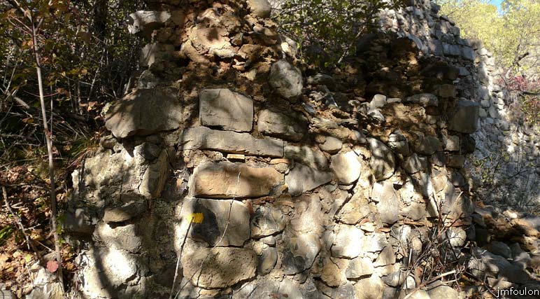 clamensane-vx-38web.jpg - Continuons notre acenssion vers l'Est. On remarque sur cette ruine une marque de balisage de sentier. Ici passe le chemin de la boucle de l'aqueduc des Sagnières (voir la galerie dédiée)