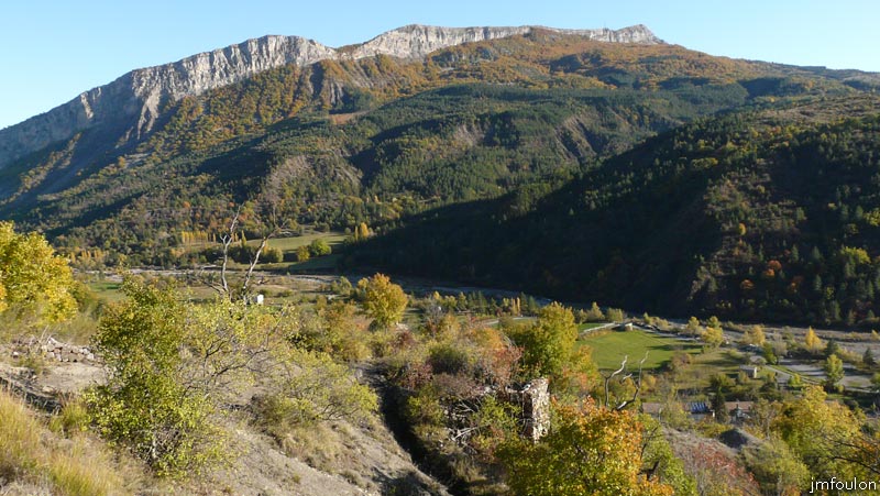 clamensane-vx-45web.jpg - Vu de plus haut sur ce bâti qui semble tout de même bien implanté pour surveiller la vallée du Sasse en contrebas