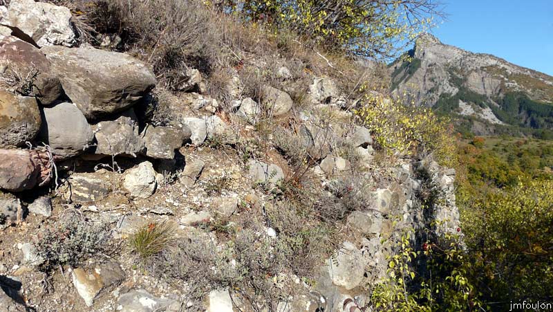 clamensane-vx-48web.jpg - Au sud de la butte, près de la tour vue précédemment se trouvent les restes d'une muraille