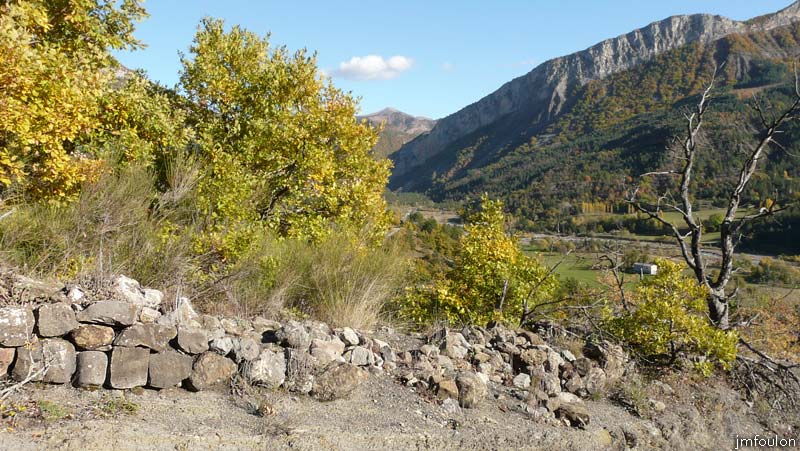 clamensane-vx-49web.jpg - Pierres empilées sur les marnes. La muraille se trouve derrière l'arbre mort plein Sud