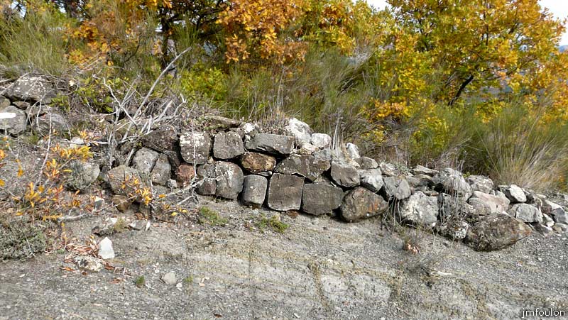 clamensane-vx-50web.jpg - Pierres empilées sur les marnes (autre vue)