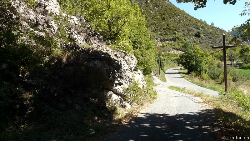 tour-le-caire-02web.jpg - Sortie Nord du village du Caire. A gauche en face de la croix se trouve le chemin d'accès à la Tour