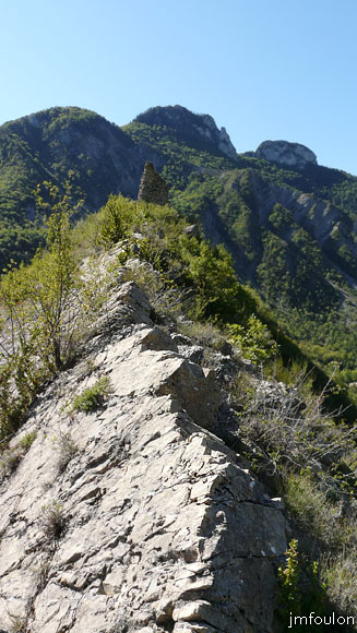 tour-le-caire-05web.jpg - Tour de Guet du Caire - Les vestiges de la Tour sur son éperon rocheux qui s'étend d'Est en Ouest