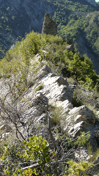 tour-le-caire-06web.jpg - Tour de Guet du Caire - Les vestiges de la Tour sur son éperon rocheux qui s'étend d'Est en Ouest (autre vue)