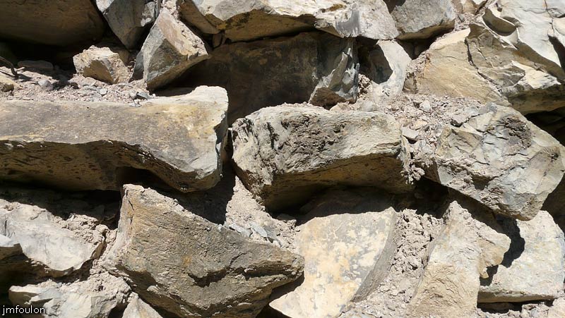 tour-le-caire-11web.jpg - Tour de Guet du Caire - Détail de l'appareillage des pierres liées au mortier de chaux. Celles-ci étaient habillées à l'extérieur d'un parement de pierres de taille en calcaire aujourd'hui disparu