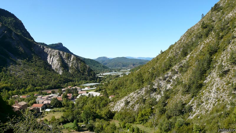 tour-le-caire-15web.jpg - Tour de Guet du Caire - Vue vers le Sud. Il y avait une liaison optique entre cette tour et le château de la Motte-du-Caire campé sur sa butte, butte que l'on aperçois au loin à droite au dessus des derniers filets paragrêle qui coiffent les vergers de pommiers. Le château n'éxiste plus