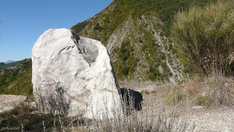 tour-le-caire-18web.jpg - A l'extrème Est de la lame rocheuse qui accueille la Tour se trouve ce gros rocher qui est en fait factice. Celui-ci est en résine. Bluffant !