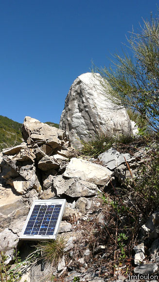 tour-le-caire-19web.jpg - Ce faux rocher est équipé d'un panneau solaire. Dans le Grand vallon, on trouve une installation du même type sur la motte castrale de Faucon du Caire, visible dans une autre galerie. Il s'agit en fait des "Rochers qui Parlent", animation sonore sur l'histoire médiévale de la région, répartie en  divers endroits des Hautes Terre de Provence. Plus d'infos en copiant ce lien: http://www.hautesterresprovence.com/media/telechargement/SentiersdesContes.pdf