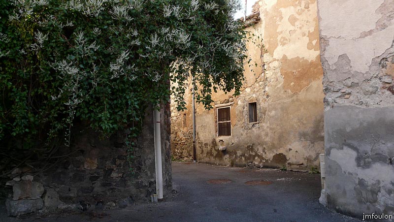 le-caire-06web.jpg - Ancienne route de Sisteron à Seyne-les-Alpes qui traverse la partie basse du village