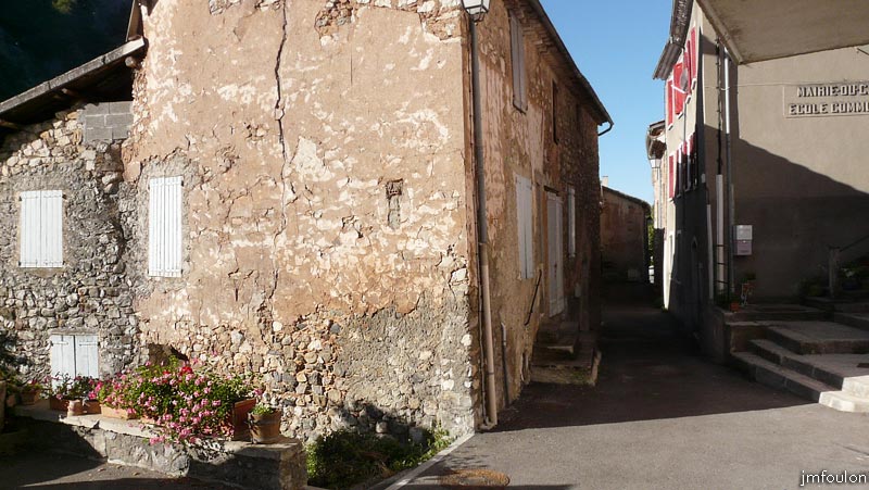 le-caire-13web.jpg - La rue vue dans l'autre sens, vers le Sud. C'est cette partie que nous venons de visiter. A droite l'ancienne Mairie et Ecole communale