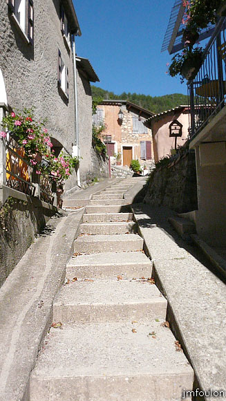 le-caire-15web.jpg - Ici une ruelle monte vers le haut du village que nous visiterons plus loin