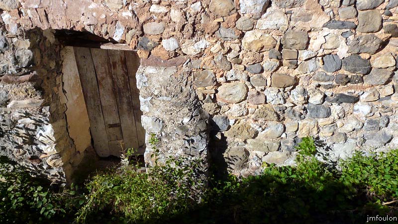 le-caire-16web.jpg - De l'autre côté juste en face se trouve une autre ruelle non goudronnée qui rejoint la D 951 qui se trouve plus bas à quelques dizaines de mètres