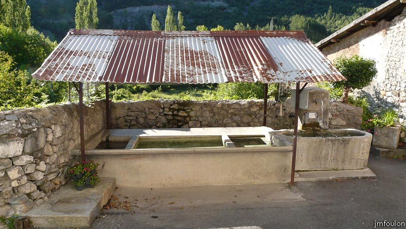 le-caire-17web.jpg - La fontaine et le lavoir du village. Une autre fontaine se trouve à l'entrée Sud du village (voir 1er photo). Il y en a aussi une dans le haut du bourg que nous visiterons un peu plus loin