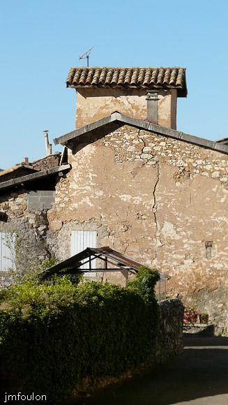 le-caire-22web.jpg - Continuons dans cette rue vers le Nord. Ici a gauche le toit de tôles du lavoir que nous venons de voir. En arrière plan se trouve au dessus de la bâtisse un pigeonnier