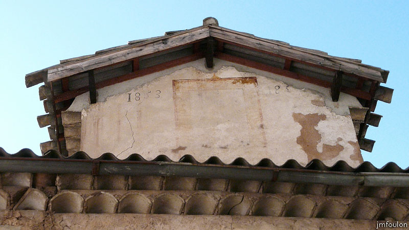 le-caire-24web.jpg - Face Ouest du pigeonnier. On y voit inscrit la date de 1853 de part et d'autre d'une ouverture dessinée en trompe l'oeil, aujourd'hui délavée