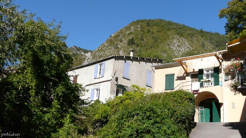 le-caire-27web.jpg - Revenons sur nos pas pour empreinter une petite rue qui rejoint la D 951 à l'Est du village