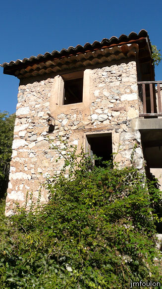 le-caire-29web.jpg - Zoom sur le petit cabanon que l'on aperçois dans la précédente vue. Celui-ci communique avec la maison qui se trouve de l'autre côté de la ruelle au Nord par une petite passerelle assez récente puisqu'en béton
