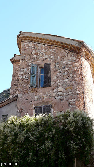 le-caire-31web.jpg - Nous voici revenu à l'entrée Sud du vieux village. Mais cette fois ci, nous allons monter vers la gauche par une ruelle en escaliers vers le haut du village