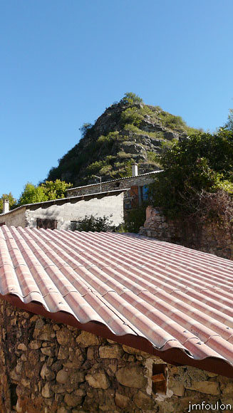 le-caire-37web.jpg - Vue sur la motte castrale ou se trouvent les vestiges de la Tour de Guet du XIIIe depuis le même endroit