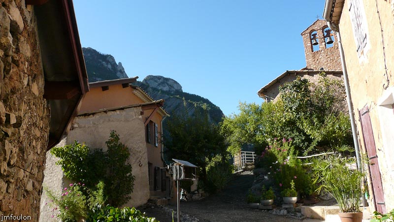 le-caire-38web.jpg - Vue vers le Sud. En contrebas du massif de fleurs à gauche, la rue de l'Ecole. En face, la ruelle que nous venons d'empreinter et juste à droite l'accès à l'église Saint-Michel qui longe sa façade Est
