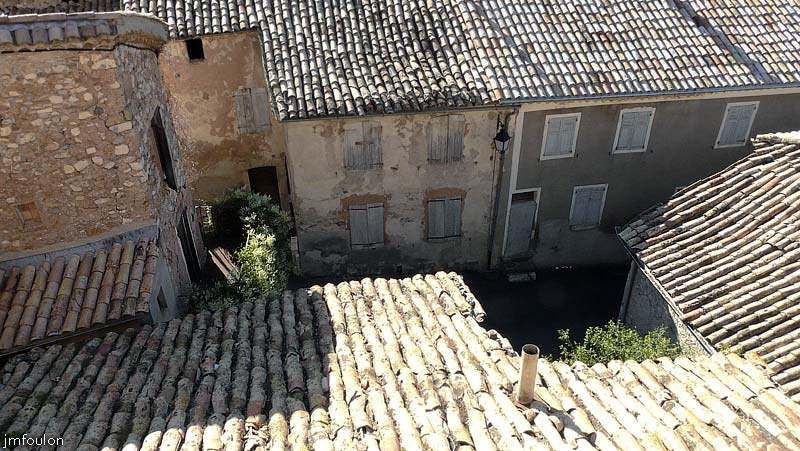 le-caire-44web.jpg - Vue sur une partie du village depuis l'église (Est). Vers la gauche on voit la porte à la clef scellée que nous avons vu tout à l'heure