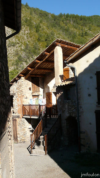 le-caire-52web.jpg - Nous allons maintenant nous rendre vers la partie Ouest du village. Ici une superbe maison. A droite de l'escalier, dans l'ombre, se trouve un passage couvert que nous allons empreinter