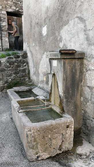 le-caire-58web.jpg - Fontaine dans la partie haute du village