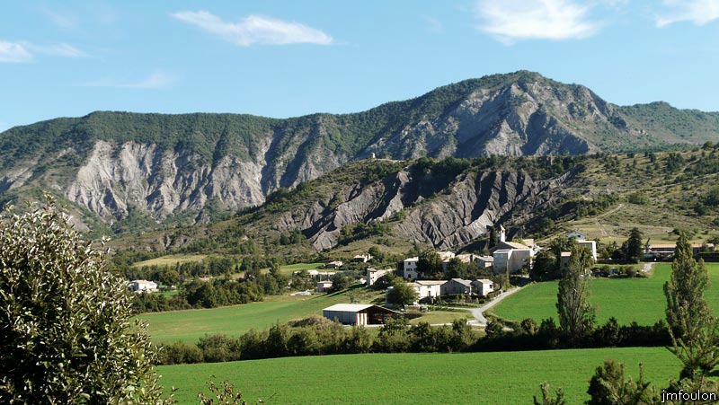 tour-melve-01web.jpg - Vue depuis la route de Thèze sur Melve et la Tour implantée à l'Ouest de ce massif abrupt procurant protection naturelle et relation optique