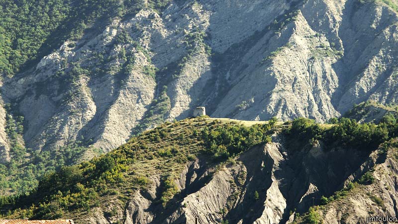 tour-melve-03web.jpg - Zoom sur la Tour depuis le début du chemin qui y méne et dont le départ se trouve au Sud de l'église