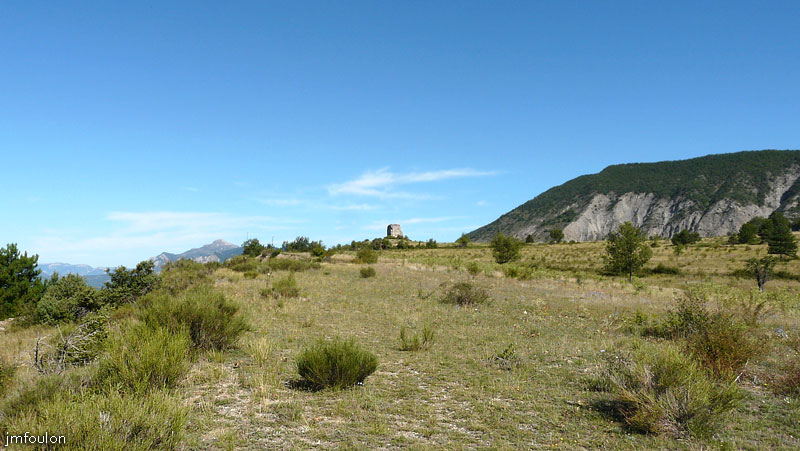 tour-melve-07web.jpg - Vue sur la Tour depuis le début du plateau