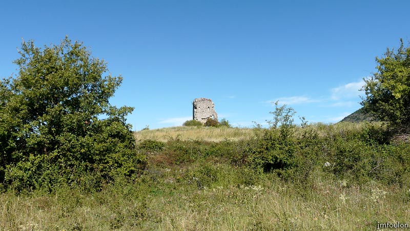 tour-melve-09web.jpg - Nous nous approchons de la Tour. Ici la face Est