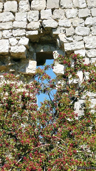 tour-melve-13web.jpg - Reste d'une archère au premier étage de la face Est vue de l'extérieur